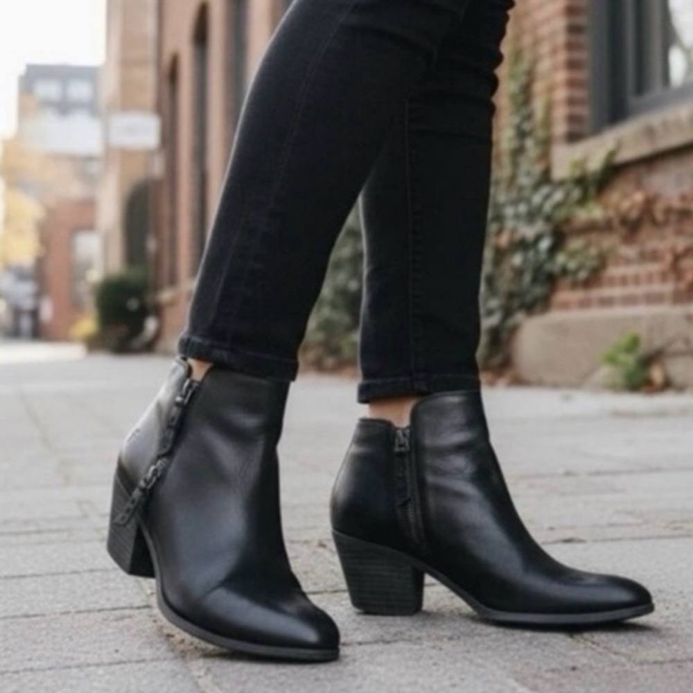 Frye Judith Black Leather Pointed Toe Ankle Booties with Side Zips Size 10